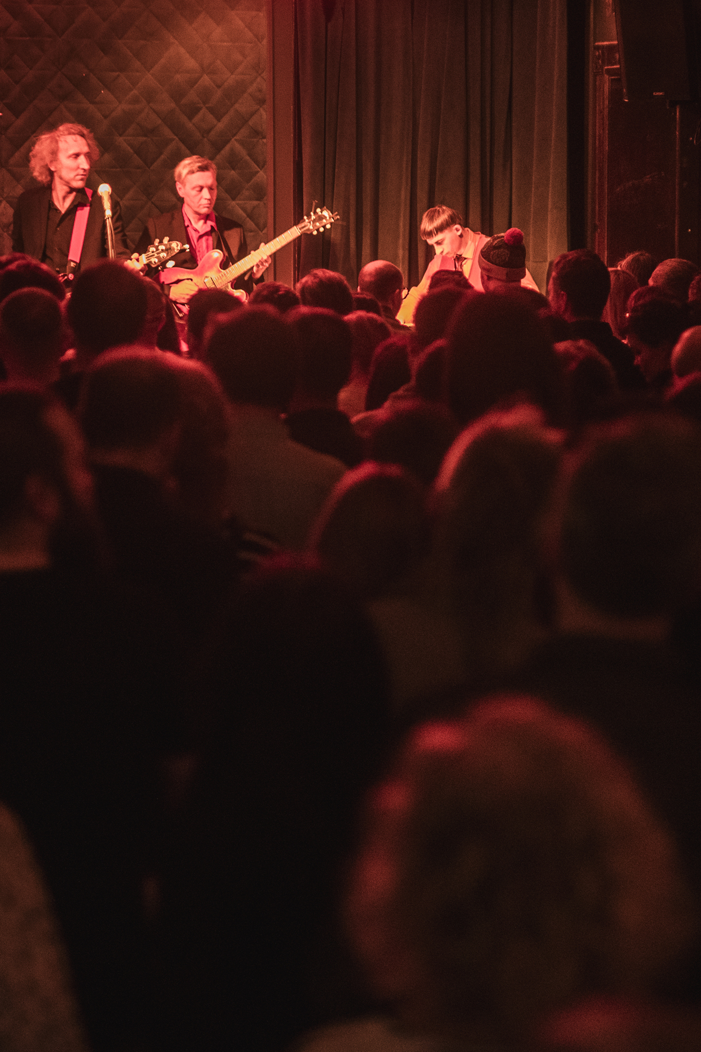 Foto presenting the interiors of the SPATiF Club in Warsaw. Jazz musicians on stage and their audience.